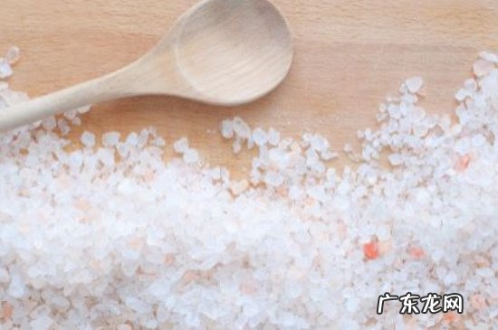 如何清理灶台上的污渍