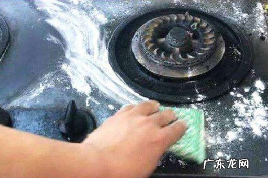 如何清理灶台上的污渍