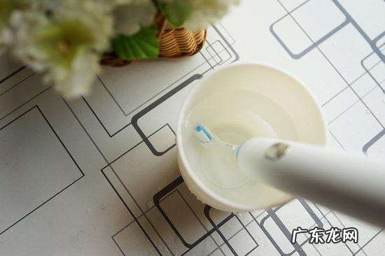 电动牙刷怎么刷牙