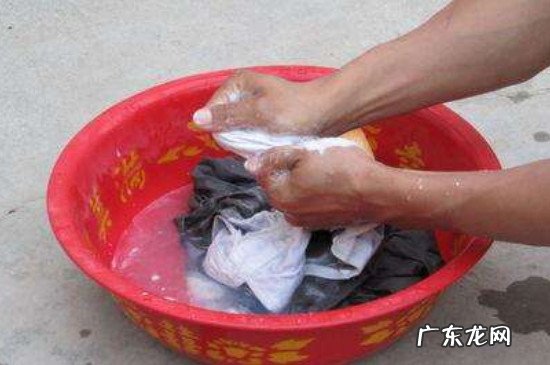 乳胶漆弄在衣服上怎样能洗干净