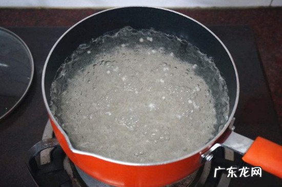 不沾锅的油垢怎样祛除