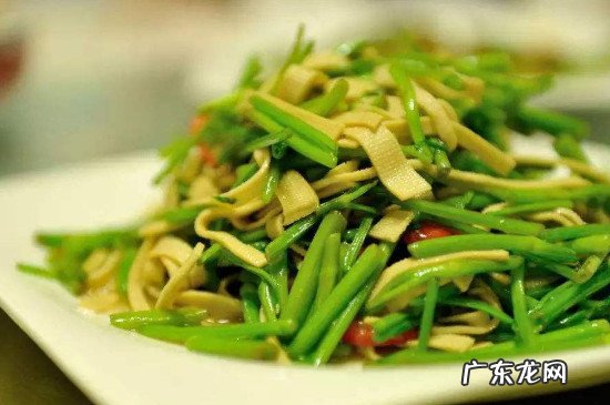 炒水芹需要焯水一下吗