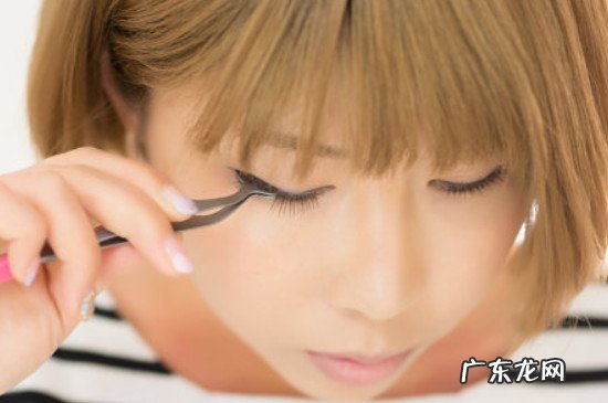 假睫毛怎么带