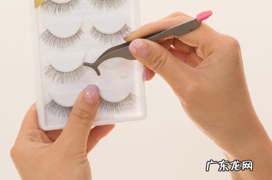 假睫毛怎么带