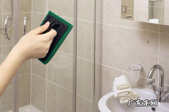 冲凉房玻璃门渍怎么洗