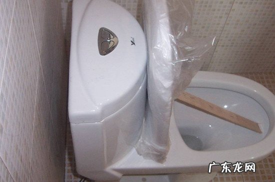 马桶不靠墙的坏处