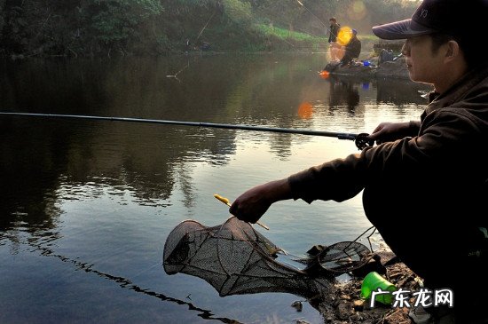 秋季钓鱼如何选钓位