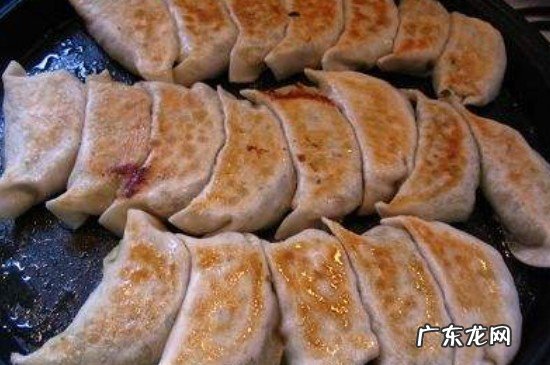 做锅贴用什么水和面