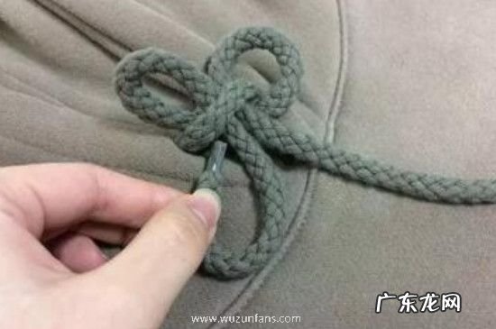 卫衣绳子怎么穿回去