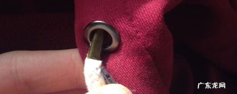 卫衣绳子怎么穿回去