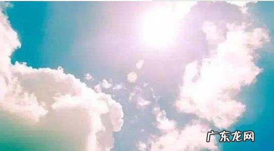 男子家中房前阴天 男子家中房前阴天房后大雪纷飞