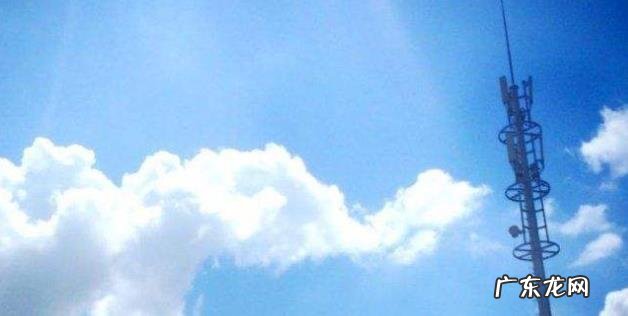 男子家中房前阴天 男子家中房前阴天房后大雪纷飞