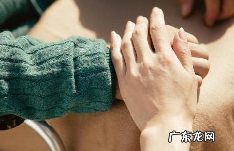 女子在丈夫病榻前 女子在丈夫病榻前跳舞被骂依然乐观