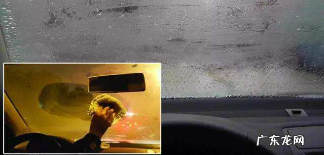 女子靠车窗睡着帽 女子靠车窗睡着帽子被冻玻璃