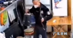 男子进店偷走幼儿 男子进店偷走幼儿园小朋友书包