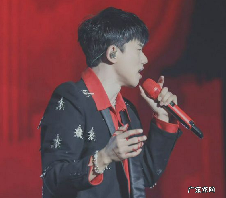 张杰巡演在升降台 张杰巡演在升降台摔倒