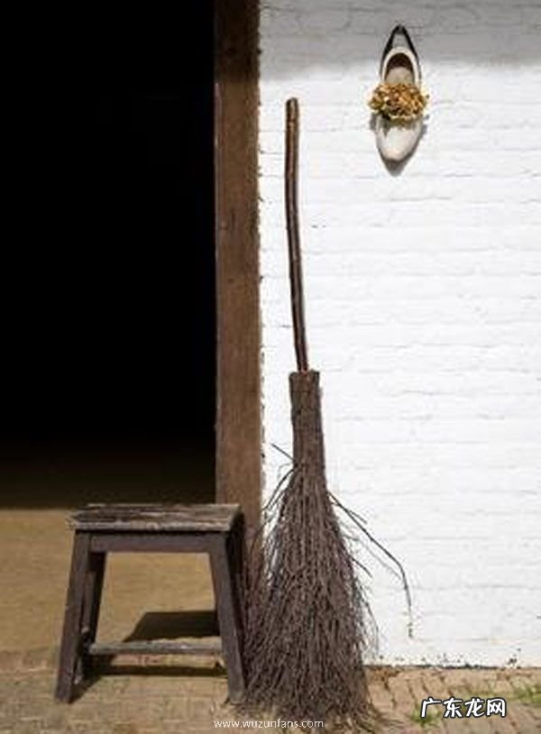 门口放扫把对谁不 门口放扫把对谁不好