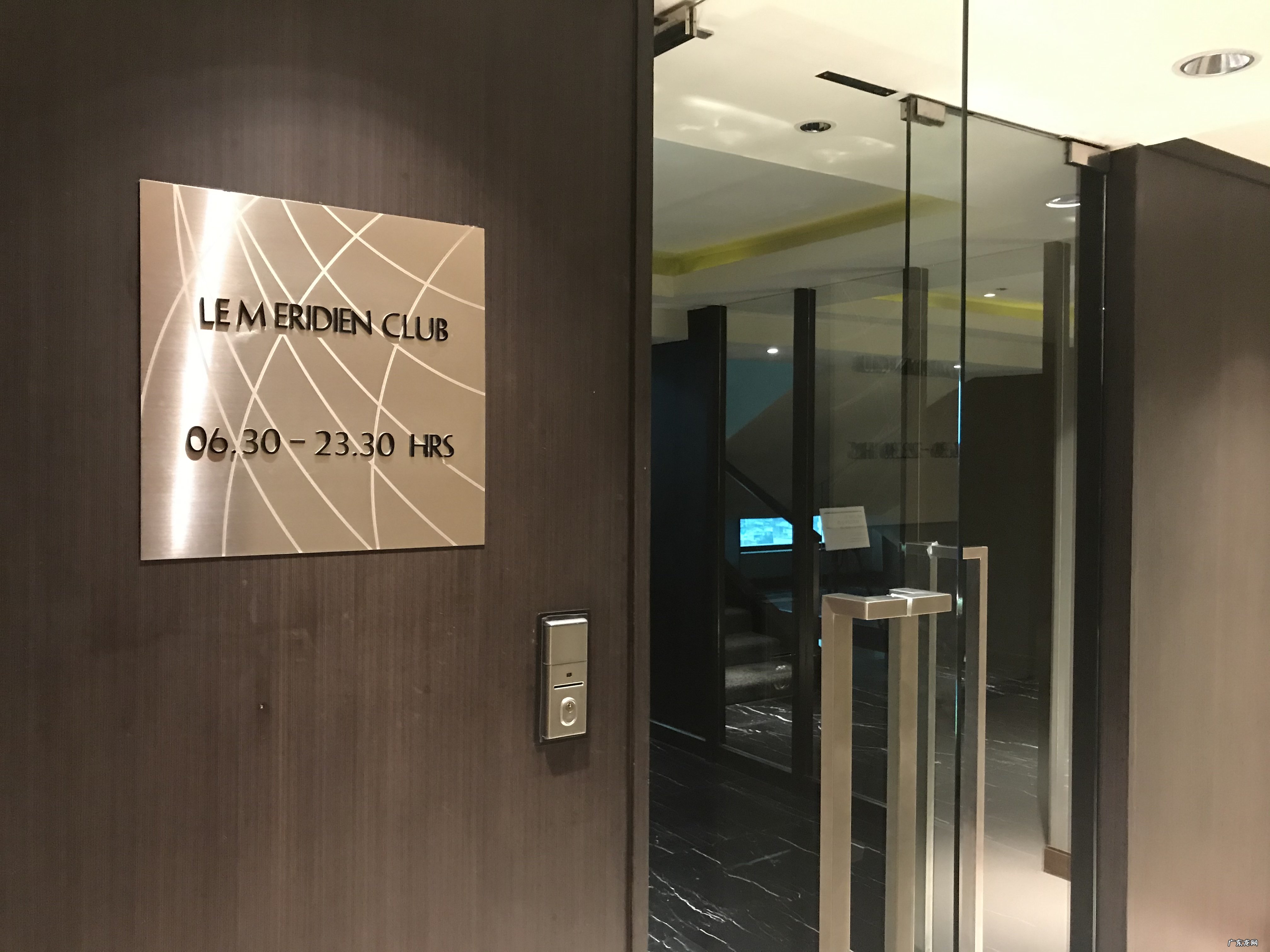 女子称住酒店深夜 女子称住酒店深夜遭陌生男刷卡进入