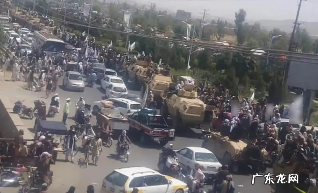 塔利班阅兵展现缴 塔利班阅兵展示缴获的武器