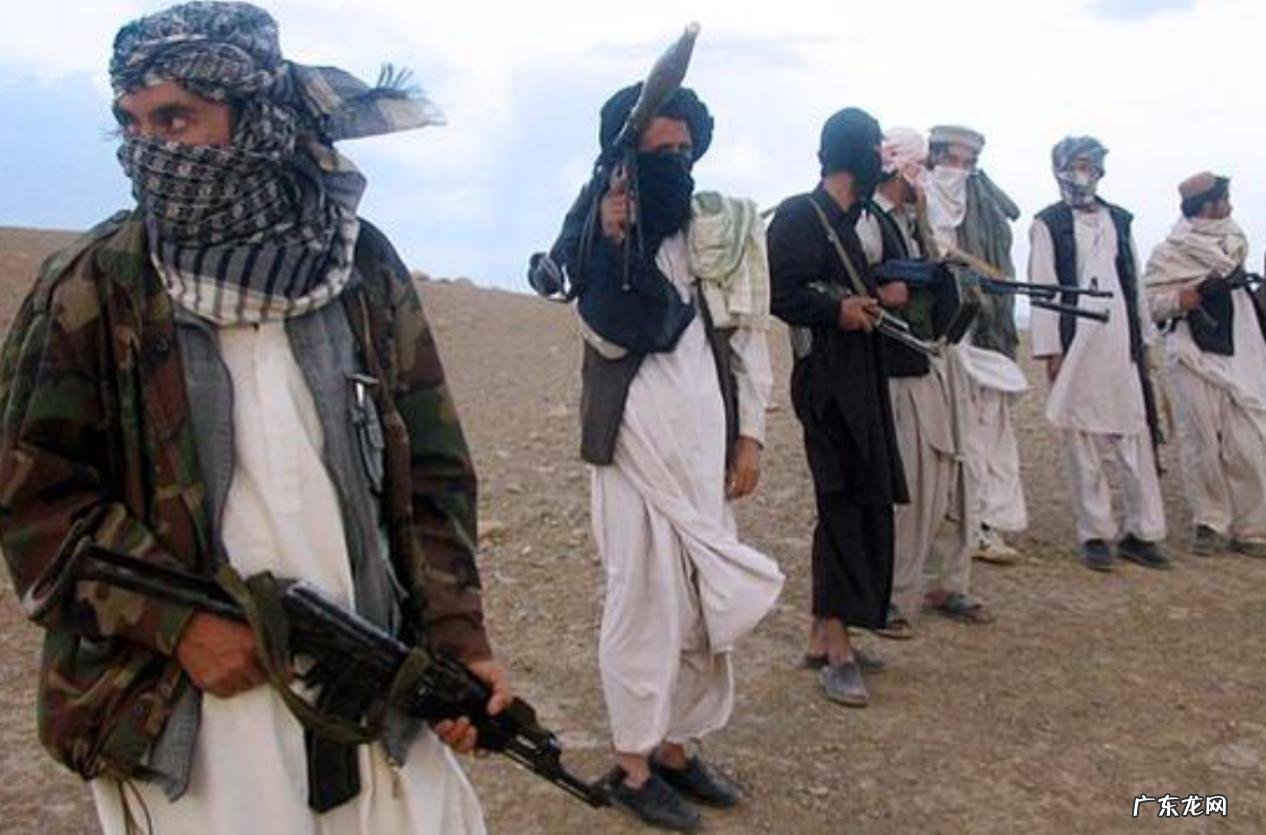 塔利班阅兵展现缴 塔利班阅兵展示缴获的武器