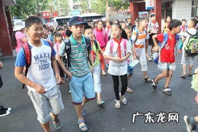 开学第1天新生家 开学第一天新生家长贴墙暗中观察