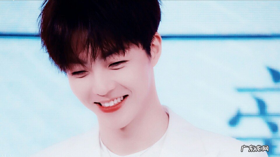 男生眼带笑意看你 男生眼带笑意看你