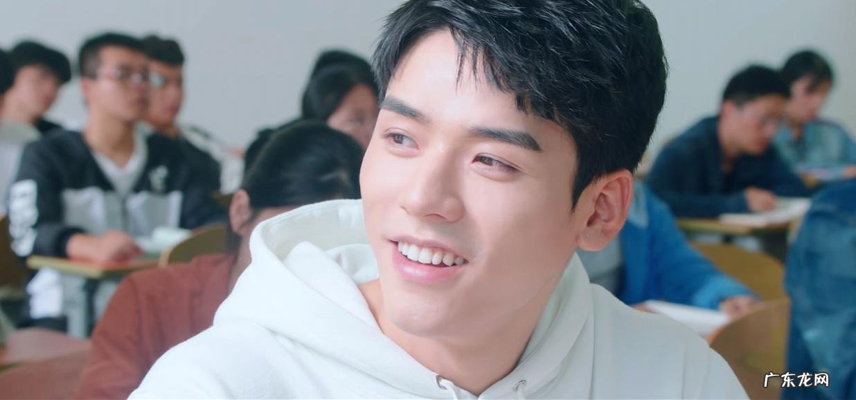 男生眼带笑意看你 男生眼带笑意看你