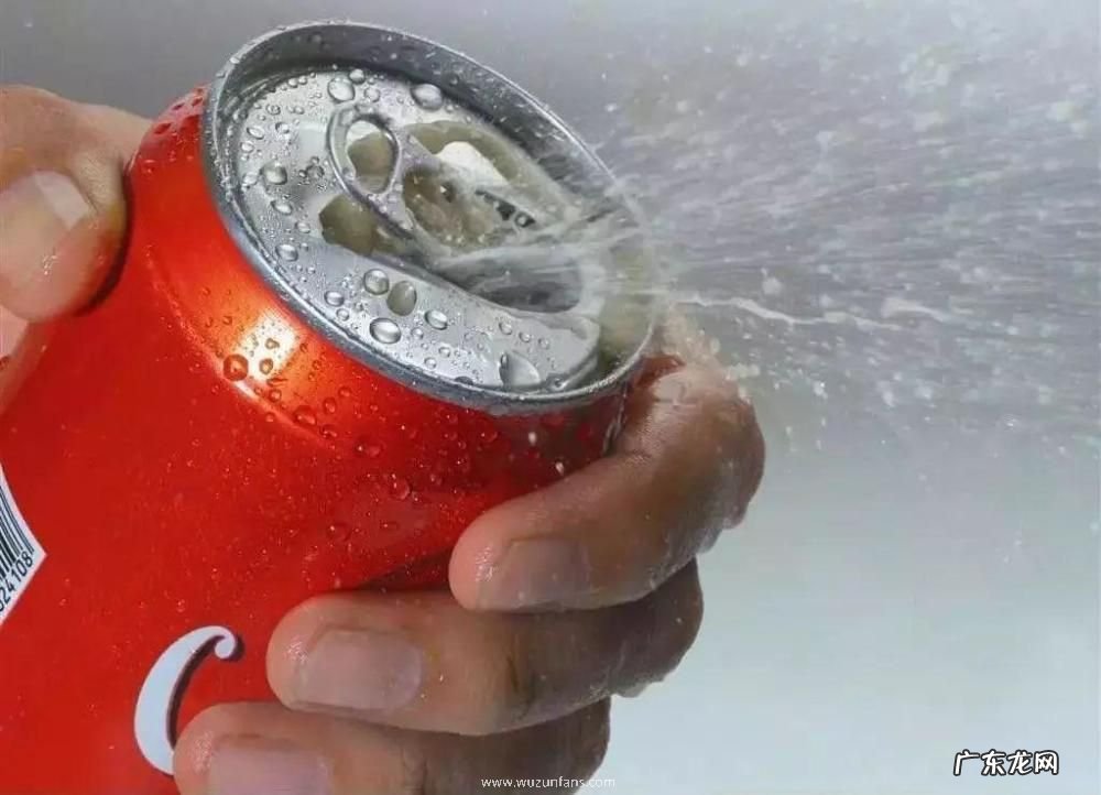 男孩开冰可乐被炸 男孩开冰可乐被炸伤缝38针