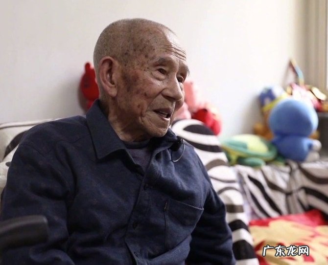 9旬老号兵唇上仍 九旬老号兵唇上仍有号嘴印