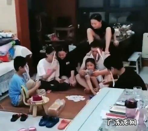 姑姑带着7个娃过 姑姑带着7个娃过暑假 打饭要排队