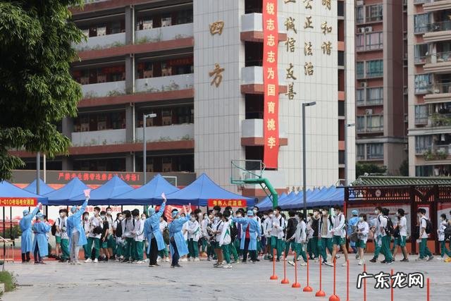 老人提供两张床让 老人提供两张床让考生免费午休