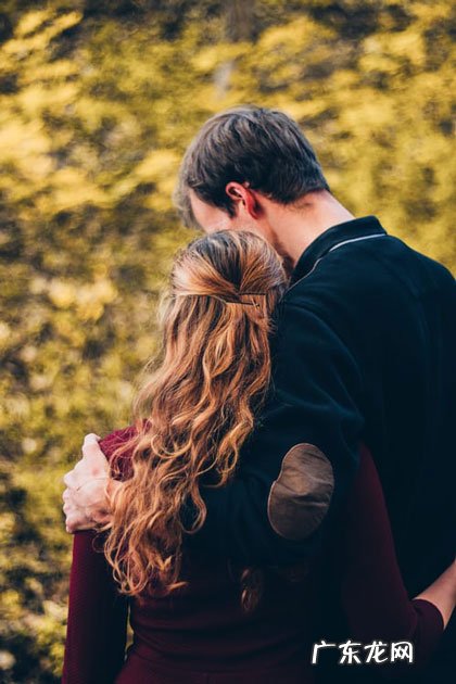 异性盯着你看的原因-对你产生了好奇