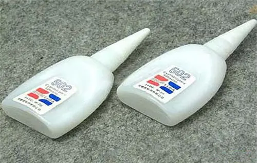 裤子上胶水变硬怎么洗掉-裤子沾到502变硬了如何处理