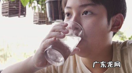 各个年龄段每天喝多少水合适?