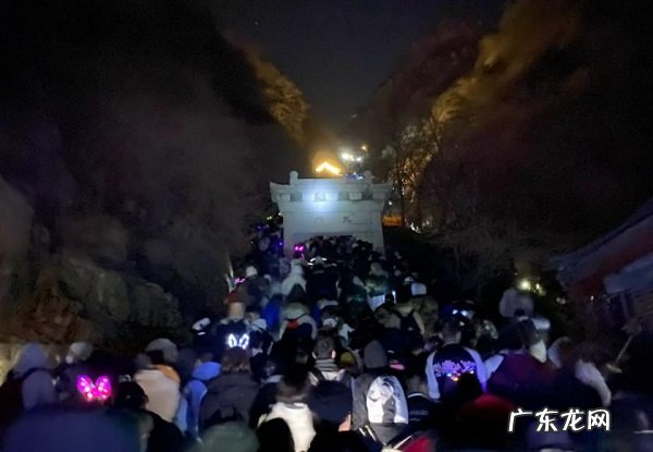 泰山顶上游客挤厕所过夜 冻了一夜只看了个雾