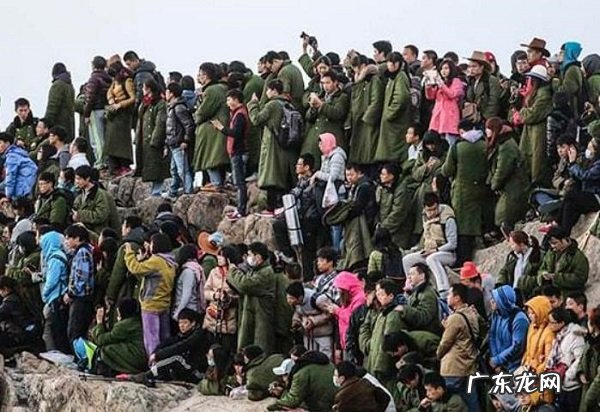 泰山顶上游客挤厕所过夜 冻了一夜只看了个雾