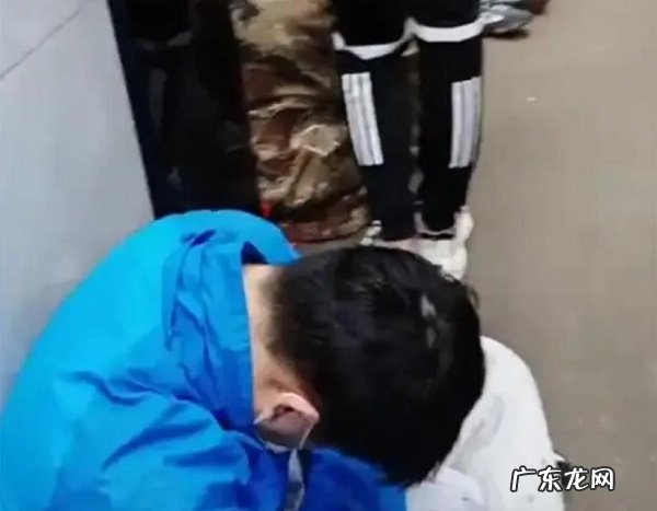 泰山顶上游客挤厕所过夜 冻了一夜只看了个雾