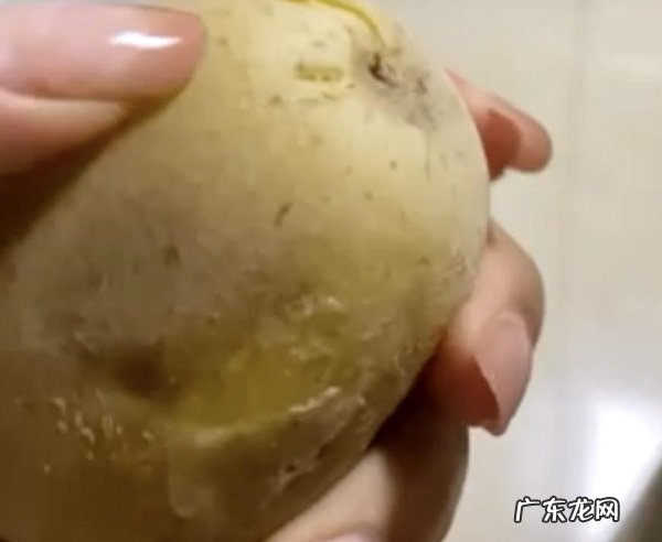 女孩看完长津湖回家尝冻土豆 冻土豆能吃吗