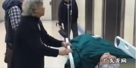 男子身体被困在水泥里,医生们看了都束手无策