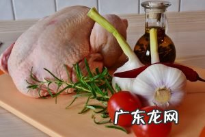 滋补药材滚鸡汤