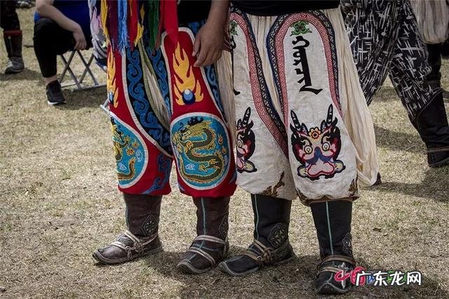 马背上的速度与激情!新疆雪域草原上举办叼羊比赛 草原上的硬核比拼到底有多带劲儿
