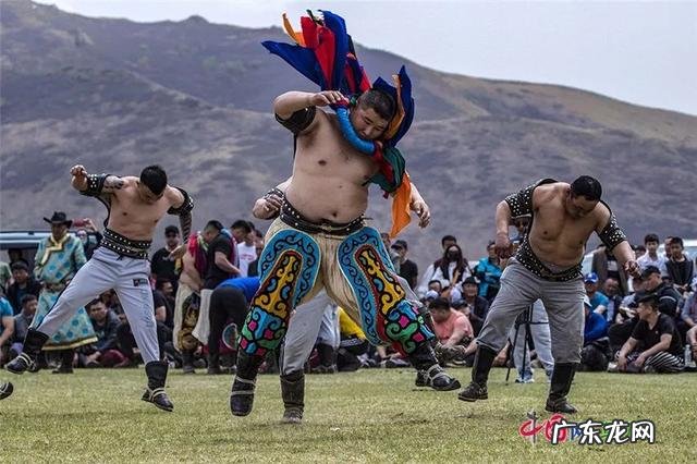 马背上的速度与激情！新疆雪域草原上举办叼羊比赛 草原上的硬核比拼到底有多带劲儿