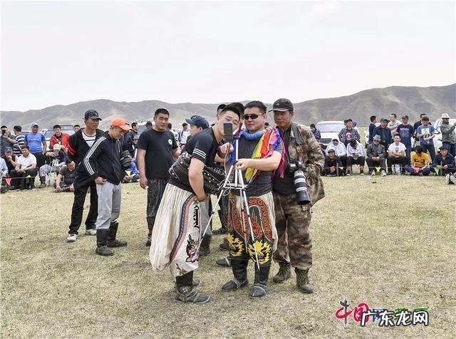 马背上的速度与激情!新疆雪域草原上举办叼羊比赛 草原上的硬核比拼到底有多带劲儿