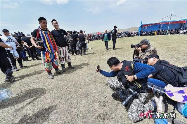 马背上的速度与激情!新疆雪域草原上举办叼羊比赛 草原上的硬核比拼到底有多带劲儿