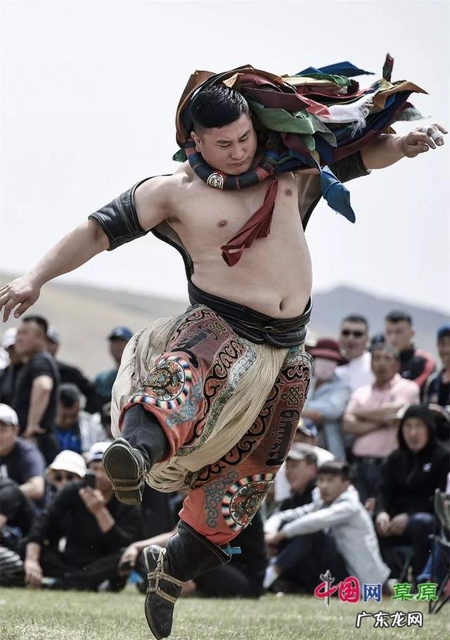 马背上的速度与激情！新疆雪域草原上举办叼羊比赛 草原上的硬核比拼到底有多带劲儿