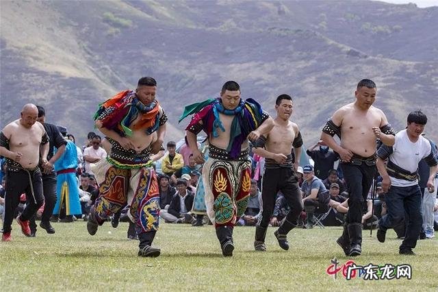 马背上的速度与激情！新疆雪域草原上举办叼羊比赛 草原上的硬核比拼到底有多带劲儿
