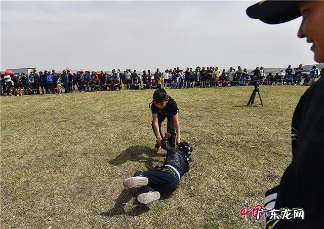 马背上的速度与激情!新疆雪域草原上举办叼羊比赛 草原上的硬核比拼到底有多带劲儿