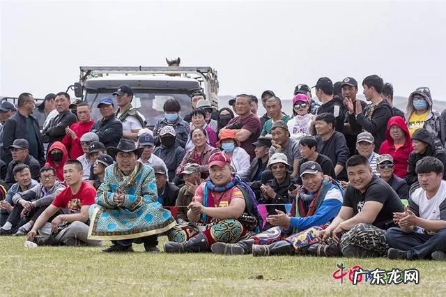 马背上的速度与激情!新疆雪域草原上举办叼羊比赛 草原上的硬核比拼到底有多带劲儿