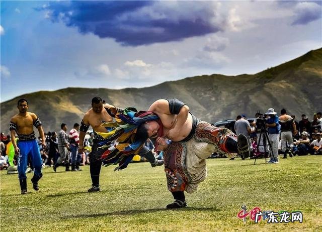 马背上的速度与激情！新疆雪域草原上举办叼羊比赛 草原上的硬核比拼到底有多带劲儿