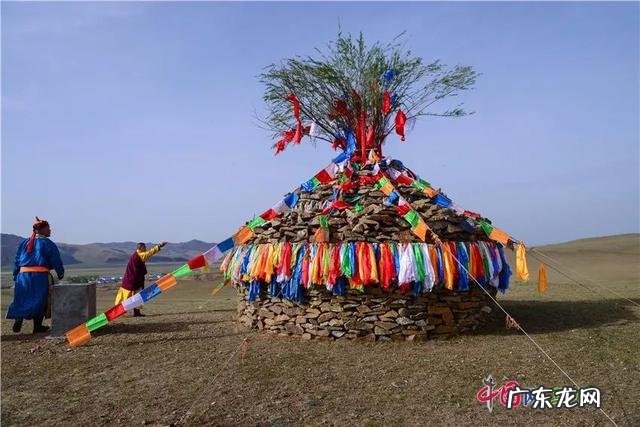 马背上的速度与激情！新疆雪域草原上举办叼羊比赛 草原上的硬核比拼到底有多带劲儿